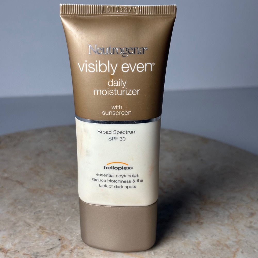 Neutrogena Visibly Even Daily Moisturizer 1.7oz SPF 30 Essential Soy SEE EXP
